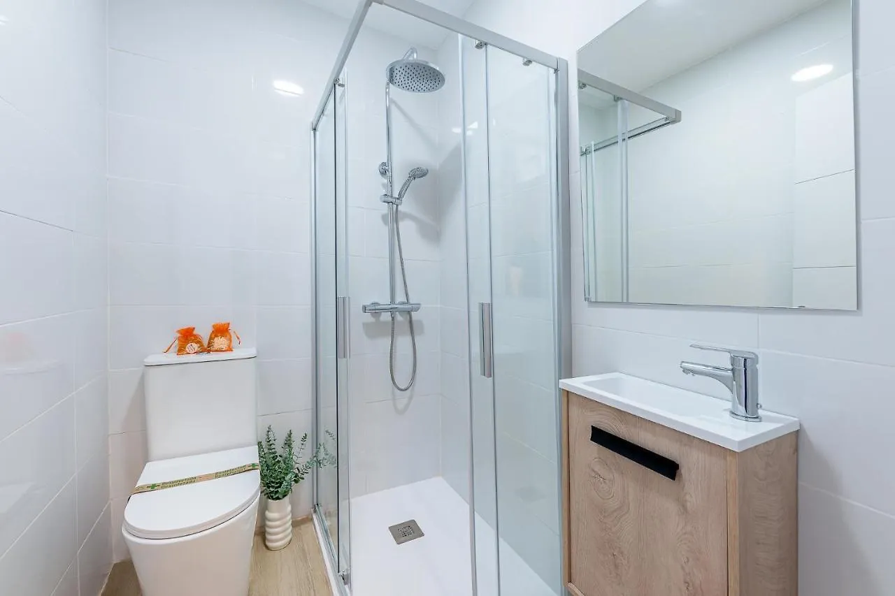 797 Holiday Rentals- Estudio En Las Naciones Con Vistas Al Mar 베날마데나코스타 아파트